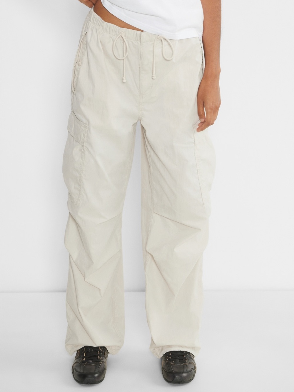 Aritzia TNA Wide-Leg Cargo Pants in Cream